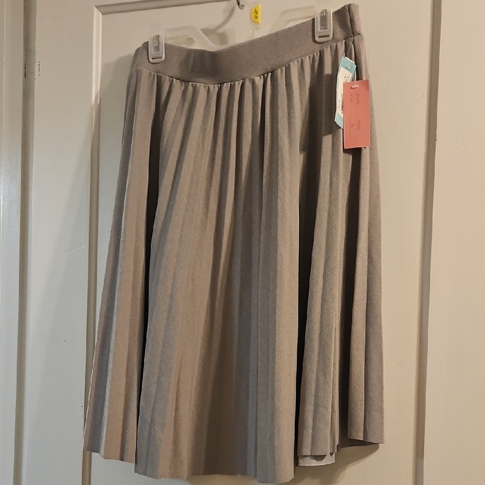 NWT Metrowear Pleated Gray Women's Skirt. Size XL.
